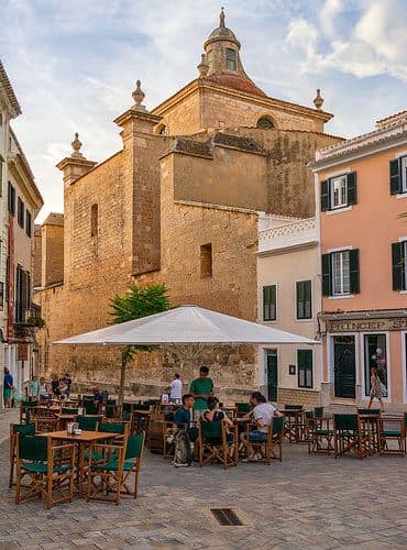 Calle de la ciudad de mahón para visitar en pareja